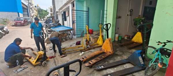 Reparación y Mantenimiento de Patines Hidráulicos de Carga Cambio de empaques y retenes del sistema hidráulico. Juego bujes tren de levante Juego bolas de sello c/resortes y separadores Nivelar y soldar estructura Servicio de limpieza, pintura y lubricación Ajuste del sistema hidráulico Reponer aceite hidráulico al sistema Revisión y limpieza al sistema de levante Revisión y limpieza de ruedas directrices y de carga Ajuste de partes en todo el equipo Lubricación general Limpieza general